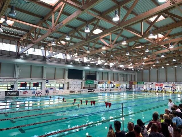 Adult swim training session — București